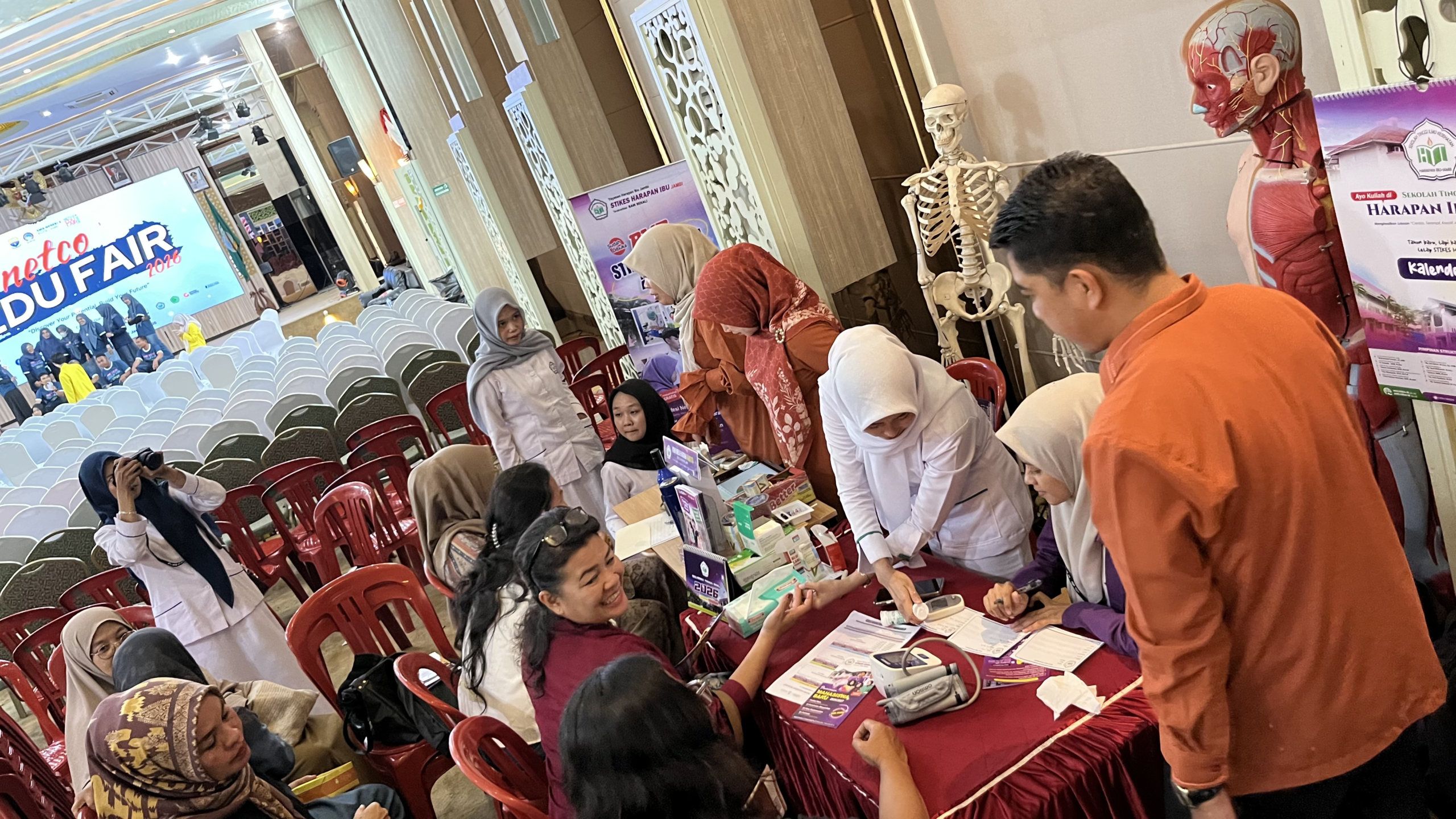 “Ratusan Peserta Netco Edufair Expo ikut Cek Kesehatan Gratis, STIKES HI beri Layanan Terbaik”